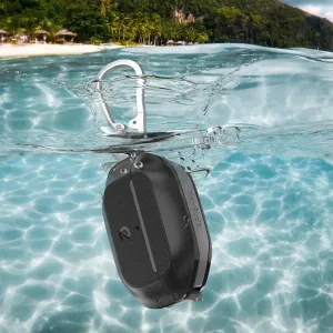 KeyBudz vandtæt etui til AirPods Pro 2 med karabinhage, vist delvist nedsænket i vand
