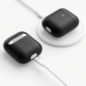 KeyBudz podSkinz svart läderfodral för AirPods 3 visas öppet och stängt på en laddningsplatta