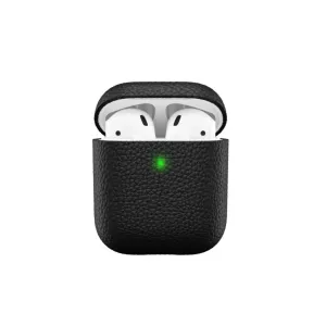 KeyBudz podSkinz Artisan Series svart läderfodral för AirPods 3, visas öppet med öronsnäckorna inuti