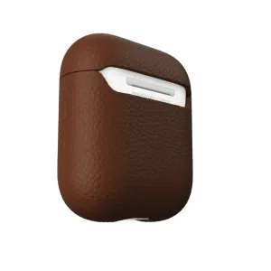 KeyBudz Artisan Series brunt AirPods 3-deksel i skinn, montert på et hvitt ladeetui, med narvet tekstur.