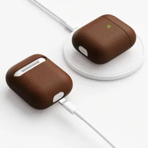 KeyBudz PodSkinz håndlaget skinnetui til AirPods 3 i naturbrunt, vist med trådløs lading.