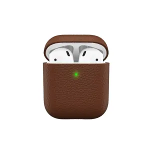 KeyBudz PodSkinz Artisan Series brunt lærdeksel til AirPods 3, åpent med hvite ørepropper inni