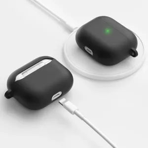 KeyBudz PodSkinz juodas dėklas-raktų pakabukas, skirtas AirPods 3, parodytas ant belaidžio įkrovimo padėklo su kabeliu.