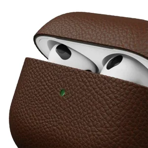 KeyBudz brunt skinnetui til AirPods 3 med åpent lokk, synlige hvite ørepropper og støtte for trådløs lading