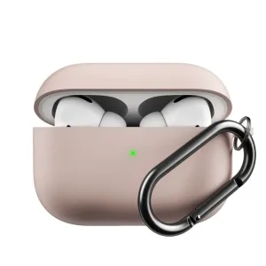 KeyBudz pastellinroosa AirPods Pro -avaimenperäkotelo avoimella kannella, valkoiset nappikuulokkeet näkyvissä ja karabiinihaka