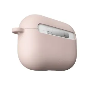 Pastelliroosa KeyBudz AirPods Pro -kotelo avainrengaspidikkeellä, kuvassa asetettuna valkoisen latauskotelon päälle.