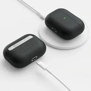 KeyBudz PodSkinz AirPods Pro odinis dėklas, pavaizduotas atidarytas su įkrovimo laidu ir uždarytas ant belaidžio įkrovimo kilimėlio