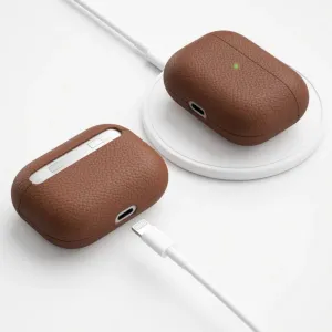KeyBudz PodSkinz AirPods Pro-läderfodral i brunt, kornpräglat läder, visat på laddningsplatta med kabel