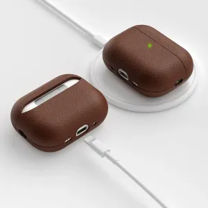 KeyBudz-nahkakotelo AirPods Pro 3:lle ruskeasta pintakuvioidusta italialaisesta nahasta, kuvassa langattoman latausalustan kanssa