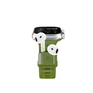 KeyBudz Sync+ žalias Apple Watch dirželis su integruotu AirPods laikikliu ir dviem AirPods ant sidabrinio laikrodžio