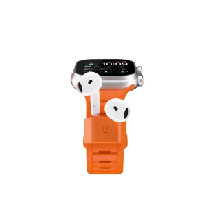 KeyBudz Sync+ oranges Apple-Watch-Armband mit AirPods-Dock, mit zwei Ohrhörern und befestigter Uhr