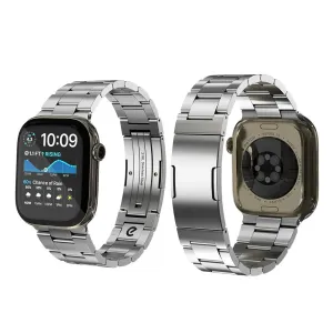 KeyBudz Spectra Series roostevabast terasest Apple Watchi rihm hõbedasena, näidatud Apple Watchi esi- ja tagavaates