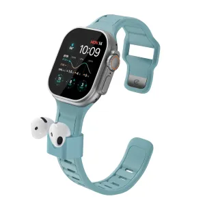KeyBudz Sync+ Apple Watch-armband med AirPods-hållare, visat med AirPods isatta i ett ljusblått band