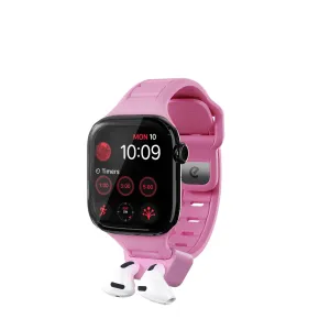 KeyBudz rosa Apple-Watch-Armband mit AirPods-Dock, gezeigt mit Apple Watch und eingesetzten Ohrhörern