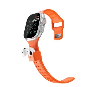 KeyBudz Sync+ orangefarbenes Apple-Watch-Armband mit integriertem AirPods-Dock, abgebildet an einer Apple Watch im Ultra-Stil.