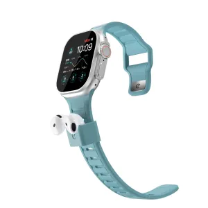 KeyBudz Sync+ Series Apple Watch-armband med AirPods-docka, visad i Tidal Blue med vita öronsnäckor fästa