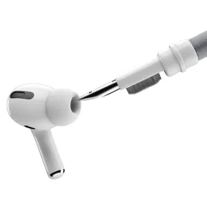 Rengøringsværktøj fra KeyBudz airCare 1.5-rengøringssæt rengør en hvid AirPods-øretelefon med præcisionsbørste