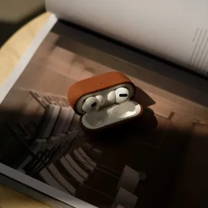 KeyBudz Artisan Series læderetui til AirPods Pro, åben brun beskyttelsesskal med øretelefoner indeni