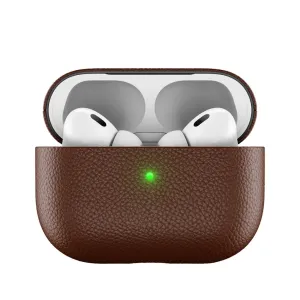 KeyBudz Artisan Series brunt læderetui til AirPods Pro, åbent med synlige øretelefoner og grønt statuslys