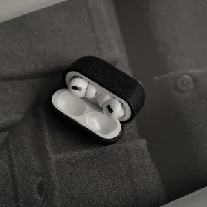 KeyBudz Artisan Series juodos odos AirPods Pro dėklas su baltomis ausinėmis viduje