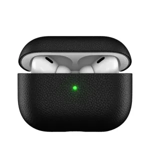KeyBudz juodas odinis AirPods Pro dėklas su atidarytu dangteliu, matomomis ausinėmis viduje ir būsenos lempute
