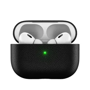 Juodas odinis KeyBudz AirPods Pro dėklas atidarytas, viduje – baltos ausinės, matoma įkrovimo lemputė