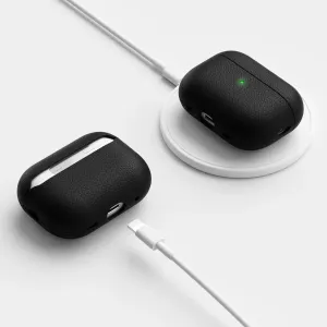 KeyBudz Artisan Series juodos odos AirPods Pro 2 dėklas, parodytas atidarytas ir padėtas ant belaidžio įkrovimo kilimėlio