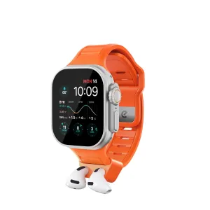 KeyBudz oranges Apple-Watch-Armband mit AirPods-Halterung, auf einer Apple Watch mit eingesetzten AirPods abgebildet