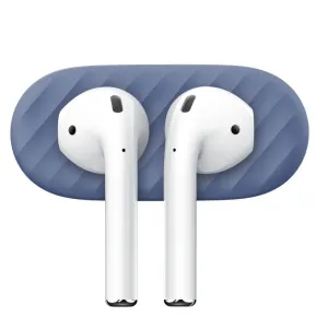 KeyBudz AirDockz blå magnetisk holder til AirPods, vist med to hvide trådløse øretelefoner på en hvid baggrund.