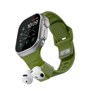 KeyBudz Sync+ žalias Apple Watch dirželis su integruota AirPods stotele, pavaizduotas su Apple Watch ir AirPods