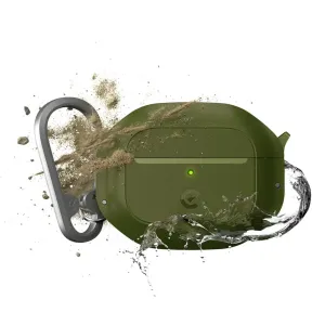 KeyBudz Element Series grüne AirPods 3-Hülle mit Karabiner, dargestellt mit Wasser- und Schmutzschutzeffekten