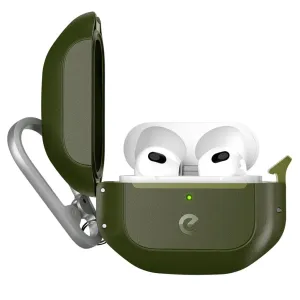 KeyBudz Element Series Schutzhülle für AirPods 3 in Olivgrün, geöffnet, mit Ohrhörern und Karabinerclip