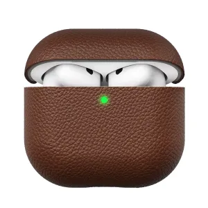 KeyBudz Artisan Series rudas odinis dėklas, skirtas AirPods 4th Gen, atidarytas, su matomomis ausinėmis ir žalia lempute