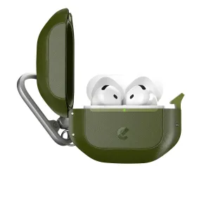 KeyBudz skogsgrønt beskyttelsesetui for AirPods 4. generasjon med åpent lokk, ørepropper inni og karabinkrok