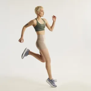 Løper med en hvit AirPods Pro-ørepropp, som illustrerer KeyBudz HyperFoam-ørepropper for en sikker passform.
