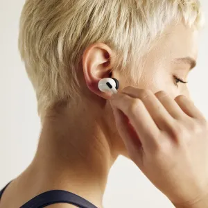 KeyBudz HyperFoam medium skumørepropp på AirPods Pro 3. gen., vist i øret for en sikker, komfortabel passform.