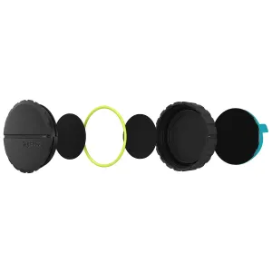 KeyBudz AirTag dolt fäste i sprängvy, med svarta självhäftande fästkomponenter och invändig ring.
