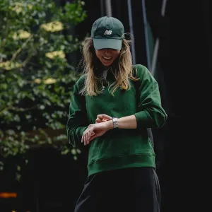 Person utendørs med en KeyBudz Spectra Series Apple Watch-rem i rustfritt stål på håndleddet