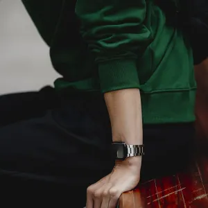 KeyBudz Spectra Series Apple Watch-reim i rustfritt stål på håndleddet, med sølvfarget metalllenke