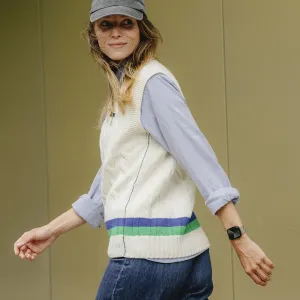 KeyBudz Spectra Series Apple Watch-rem i rustfritt stål på håndleddet, vist på en kvinne med smartklokke