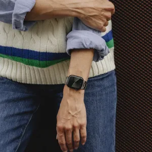 KeyBudz Spectra Series Apple Watch-rem i rustfritt stål på håndleddet, som viser en stilren sølvfarget metallrem.
