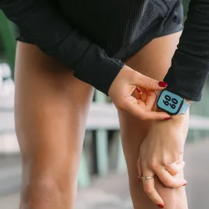 KeyBudz Journey Apple Watch -ranneke Tidal Blue -värissä ranteessa säädettävänä