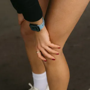 KeyBudz Journey Apple Watch -ranneke vuorovedensinisenä ranteessa rennossa arkisessa ympäristössä.