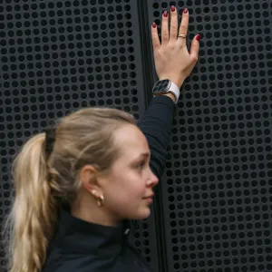 KeyBudz Journey Stone Grey Apple Watch-armband som bärs på en kvinnas handled i en livsstilsbild