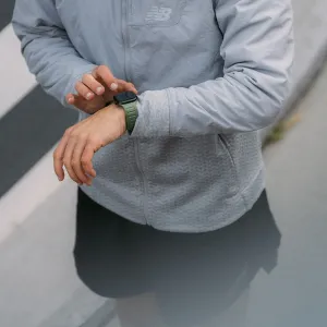 KeyBudz Journey Apple Watch-armband i skogsgrönt på handleden, visat med en smartklocka i en utomhusmiljö.