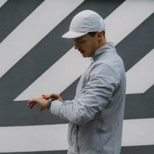 KeyBudz Journey skogsgrönt Apple Watch-armband buret på handleden i en livsstilsmiljö utomhus