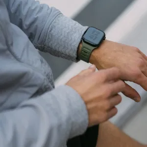 KeyBudz Journey Apple Watch-armband i skogsgrönt, buret på handleden med räfflad design i vattentät stil