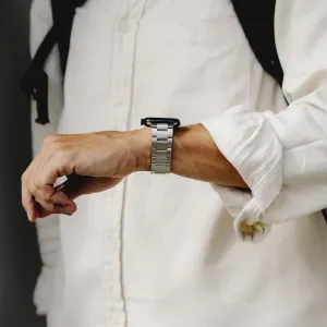 KeyBudz Spectra Series roostevabast terasest hõbedane Apple Watchi rihm, randmel koos musta kellakorpusega