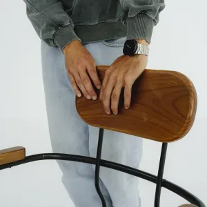 KeyBudz Spectra Series roostevabast terasest Apple Watchi rihm mustal Apple Watchil, kantuna kindlalt istuvate metall-lülidega.