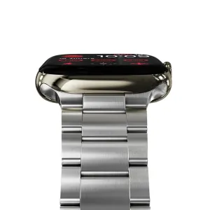 Apple Watch-rem i rustfritt stål fra KeyBudz Spectra Series på en klokke med lenkerem i sølvfarget metall